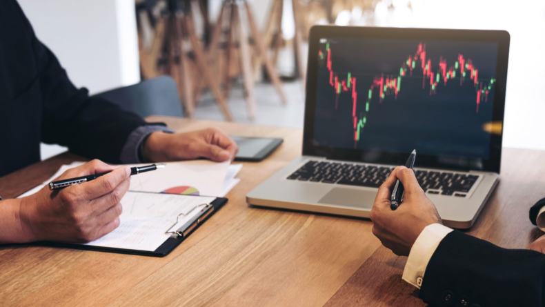 Trader usando ferramentas de análise em tempo real para negociações em prop firms e aumentar rentabilidade